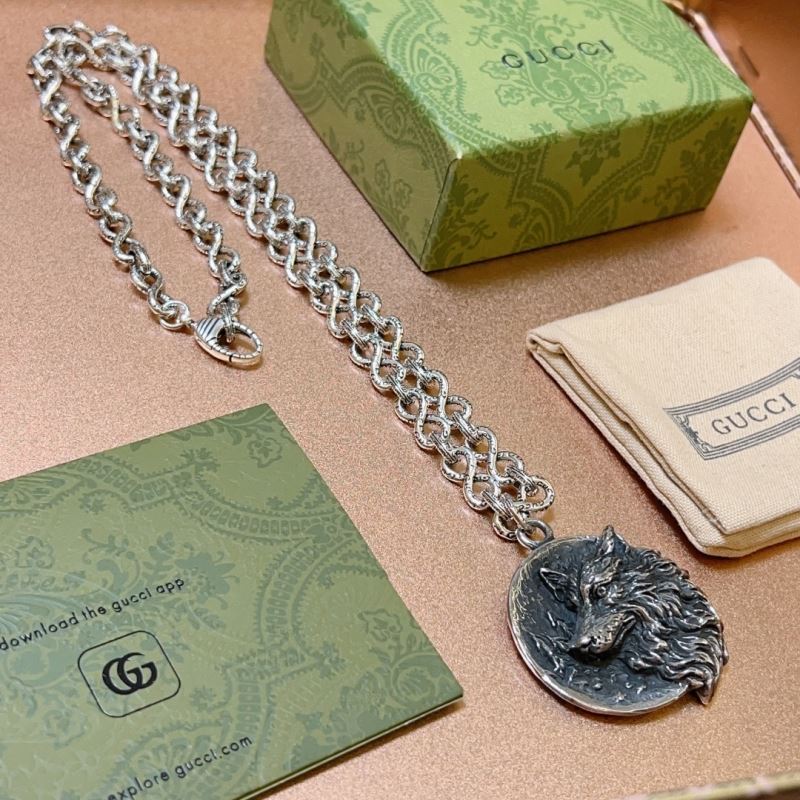 G*u*i necklaces